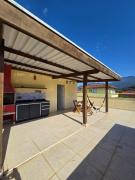 Casa 2 suítes, churrasqueira no terraço com vista e piscina - 200 mts Praia do Sapê