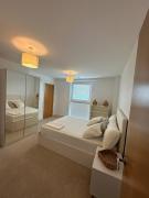 En-suite QueenRoom with Parking and gym inRoyal Dock Excel E16