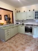 Villetta centrale con giardino e posto auto