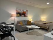 Quiet home with free parking, Wifi & good connections