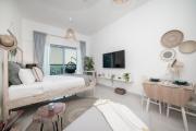 HiGuests - Charming Studio with Lake Views in Business Bay