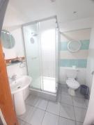 Olive & Terra guest house - peaceful greenside stay