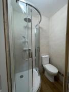 Studio avec canapé lit 2 places dans pièce de vie et lit une place dans coin nuit