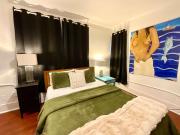 Easy Rodeo Access, HUGE 2BR, Walk to Restaurants & Bars