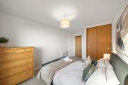 Spacious 1 Bed in Canning Town by Amber Stays, Perfect for Long Term Stays, Sleeps 2
