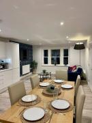 Luxury 9 Bed Retreat • Sleeps 14 • Free Parking