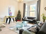 The City Surf Apartment - By Coastline Retreats - FREE PARKING INCLUDED - Sleeps 5 - City Centre