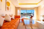 M REVASION Appt 3 chambres , front de lac , piscine chauffée privée