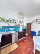 Bright apt near metro Easy access to Central Stn