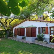 Casa cercana a plaza de Villa de las Rosas con patio y asador