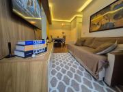 Água de coco e pés na areia