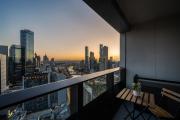 Sunrise River View 2BR CBD Apartment, Free Parking, Family & Work Friendly