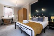 Presidential One Bed Apt in Heart of Centre FREE Parking and WiFi Sleeps 4