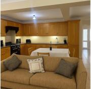 North London Holiday home, Driveway Parking, BBQ and Indoor Jacuzzi hot tub