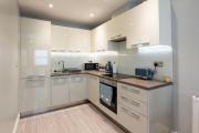 Modern Flat - 5 Mins to Train Station - Free Parking