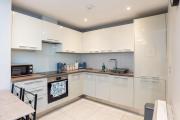 Modern 2 Bed Flat - WiFi - Town Centre - Free Parking