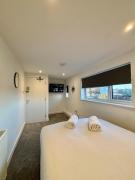 Sleeps 8, 4 bed 2 bathroom house with parking Balderton