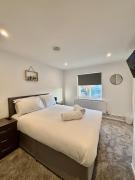 Sleeps 8, 4 bed 2 bathroom house with parking Balderton