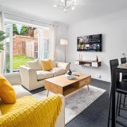 Cozy Two Bed House - Garden - Parking - Smart TV - 2GMS