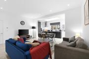 Modern 4 Bedroom Apartment in London with Parking and Garden