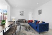Modern 4 Bedroom Apartment in London with Parking and Garden