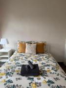 suite met twee slaapkamers en badkamer