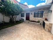 Casa familiar de 2 dormitorios con parqueadero en Cuenca