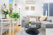 Upscale 1BR Apt near Monash with Parking Included
