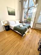 Modern 2 bed flat in Earls Court - 3 mins from the station