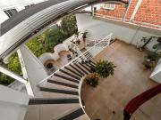 Penthouse con habitación privada y cine nocturno