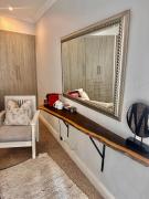 Spacious Private Suite in Central Morningside