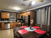 Modern 2 BR near shops, WD fast WiFI 2000mbps 10 min to beach