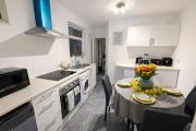 Cosy 4 beds house 8mn Walk to train station Sleeps 15