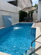 Casa com piscina, 700M da praia