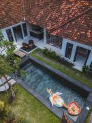Taman pangeran villa in Seminyak, 2BR large pool, Prime Location !