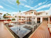 Luxurious 5Bedroom White Estate Villa Private Lake
