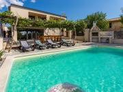 Holiday Home Schönes Ferienhaus in Modrusani mit Großem Garten by Interhome