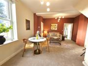 Elegant interior-designed ground floor apartment - Pass the Keys