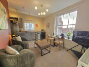 Contemporary first-floor apartment close to town - Pass the Keys