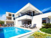 Holiday Home Luxuriöse Villa Dolce Vita direkt am Meer mit privatem Pool und Parkplatz by Interhome