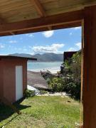 Refúgio para dois ao entardecer na beira-mar