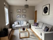 Bright 1BR escape in popular & bustling area