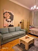 Bohemian Wooden Hideaway with bathtub & AC near Heroes Square