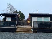 Sauna, tupa ja poreallas joen varrella