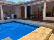 Casa inteira com três quartos, piscina aquecida por energia solar e área de churrasqueira