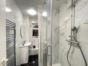 Heathrow to Windsor 2 Bedroom Apartment with Free Parking & WiFi by M4J6 to London and Reading