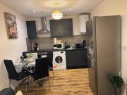 Modern 2-Bed Apartment Near Transport, Stadiums