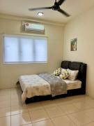 Nazhan Homestay Puncak Alam with Swimming Pool Musllim Only