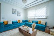 Modern Pool View Apartment - Fast Wi-Fi & Parking