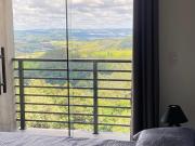 Casa na montanha com bela vista e pôr do sol